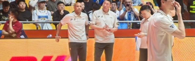 三年禁赛期结束！李楠现身北京男篮场边教练组