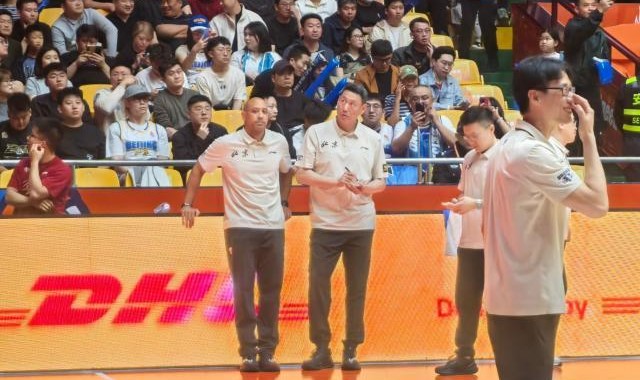 三年禁赛期结束！李楠现身北京男篮场边教练组