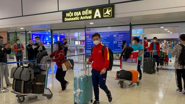 1643378638588064228.jpg 阮广海走出机场.jpg